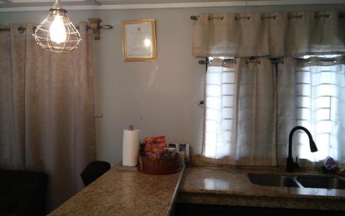 Kuchyň nebo kuchyňský kout v ubytování Zipcode Hideaway Guesthouse