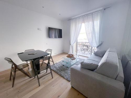 a living room with a couch and a table at CROISETTE VUE MER LATERALE in Cannes