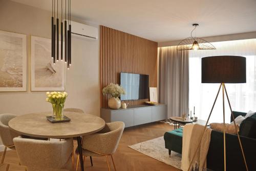 Sand & Wave - Luxury Marina View Apartment with Spa, Pool & Free Parking