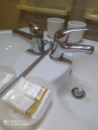 lavabo con grifo y barra de jabón en Casetta Santa Maria Degli Angeli, en Santa Maria degli Angeli