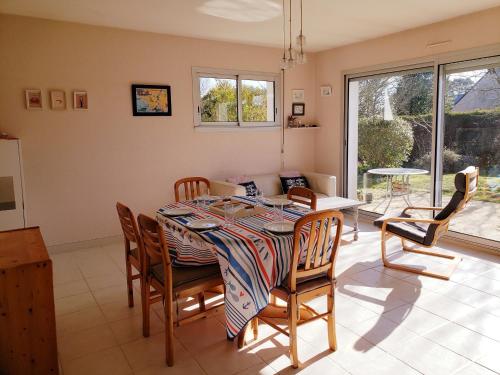 une salle à manger avec une table et des chaises dans l'établissement FOUESNANT La Maison de Gigi, à 2 minutes de la plage de KERLER, à Fouesnant