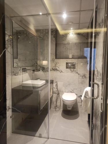 y baño con ducha, aseo y lavamanos. en Blink inn, en Jaipur