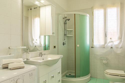 ein Bad mit einem Waschbecken, einem WC und einer Dusche in der Unterkunft Villa TreA in Mascali