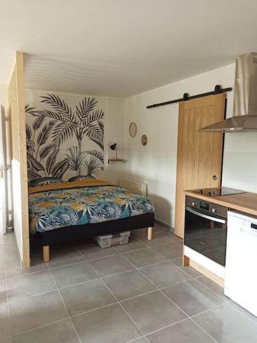 une chambre avec un lit avec un tableau sur le mur dans l'établissement Superbe appartement Trébeurden proche mer, parking, à Trébeurden