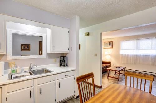 uma cozinha com um lavatório e uma mesa num quarto em Pet-Friendly Pierre Vacation Rental! em Pierre