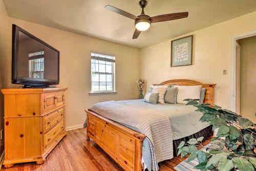Schlafzimmer mit einem Bett und einem Flachbild-TV in der Unterkunft Tranquil Delmar Home about 7 Mi to Salisbury! in Delmar