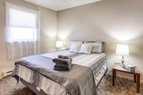 - une chambre avec un lit et des serviettes dans l'établissement Pierre Vacation Rental - 9 Mi to Oahe Dam!, à Pierre