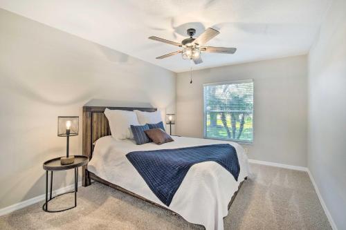 Katil atau katil-katil dalam bilik di Sunny Home with Golf Cart in The Villages!