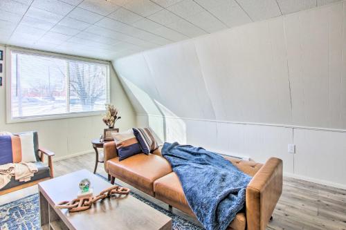 Ein Sitzbereich in der Unterkunft Charming Evanston A-Frame Dog Friendly!