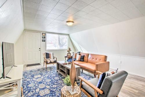 Ein Sitzbereich in der Unterkunft Charming Evanston A-Frame Dog Friendly!