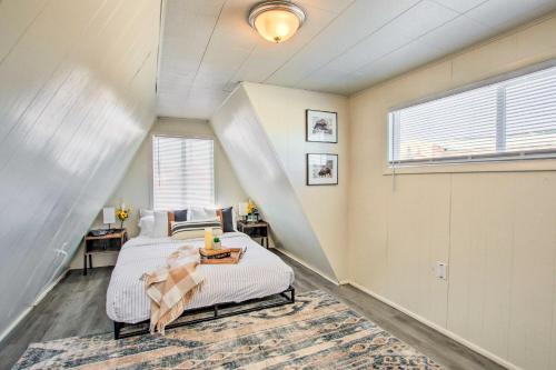 Ein Bett oder Betten in einem Zimmer der Unterkunft Charming Evanston A-Frame Dog Friendly!