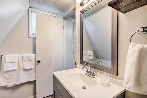 un baño con lavabo y espejo en Charming Evanston A-Frame Dog Friendly!, en Evanston