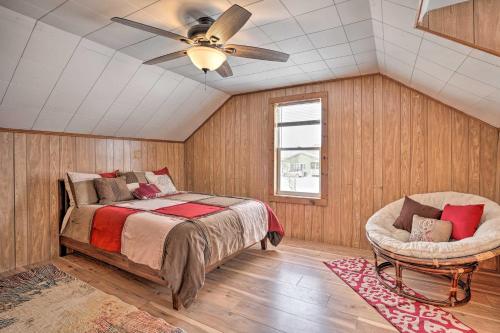 1 dormitorio con 1 cama, ventilador y silla en Charming Oswego Cottage Rental on Orchard!, en Oswego