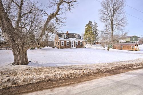 Rural Oswego Cottage on 50-Acre Orchard and Farm! v zimě