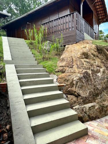 a set of concrete stairs leading to a house at Cabana com piscina - 5 min a pé da praia - Porto Belo in Porto Belo