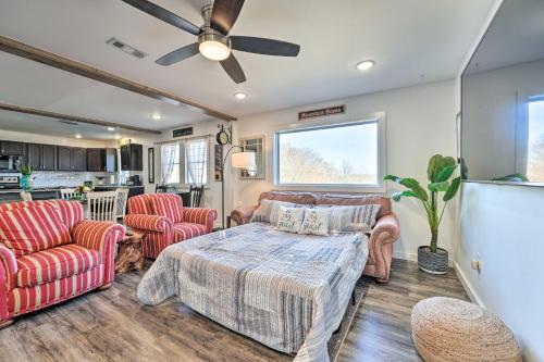 Χώρος καθιστικού στο Boho Mountain Home Escape, Walk to Marina!
