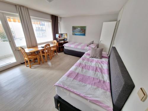 シュトゥットガルトにあるApartment Nr 3 in Untertürkheimのベッドルーム1室(ベッド1台付)、リビングルームが備わります。