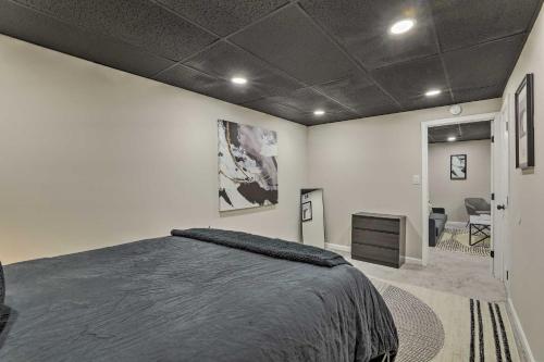 1 dormitorio con 1 cama y vestidor en Modern Apartment 6 Mi to Stone Mountain Park en Stone Mountain