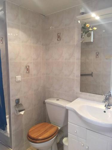 une petite salle de bain avec toilettes et lavabo dans l'établissement Studio dans villa de charme, piscine, proche plage, à Cassis