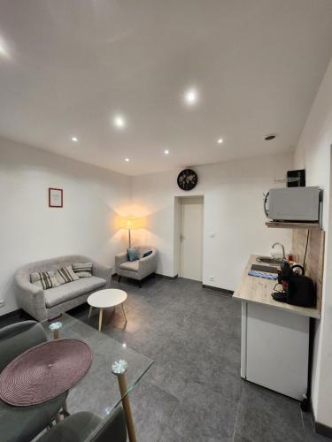 un salon avec un canapé et une table dans l'établissement Le 29, à Épernay