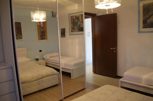 a mirror in a room with a bedroom with two beds at CASA VACANZE DA RIKI APPARTAMENTO 2 in Peschiera del Garda