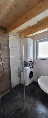 uma pequena casa de banho com um fogão e um micro-ondas em Dijkstra`s Cottage 679 em Kötschach