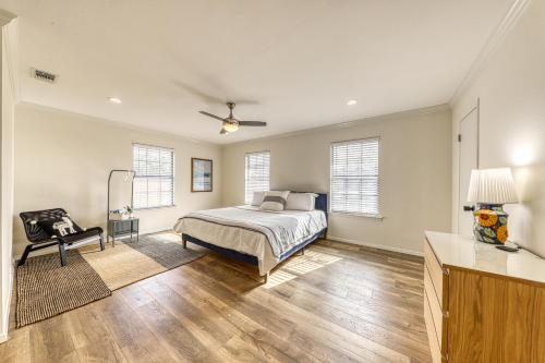 Un dormitorio con una cama, una cómoda y ventanas. en Riverfront Oasis 1, en Liberty Hill