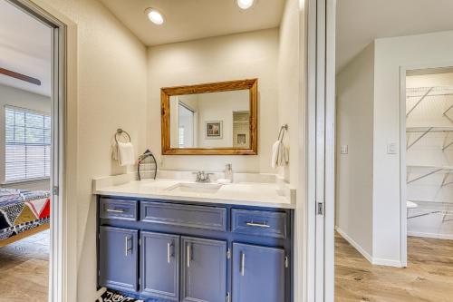 een badkamer met een wastafel en een spiegel bij Riverfront Oasis 1 in Liberty Hill