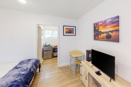 キングスビーチにあるThe Chalet at Kings Beach Unit 3のベッドと薄型テレビのある寝室