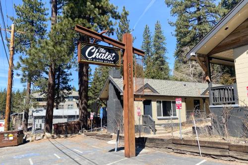 キングスビーチにあるThe Chalet at Kings Beach Unit 3の建物前の寒気の看板