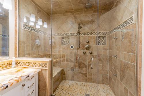 uma casa de banho com um chuveiro e uma porta de vidro em Flathead Lake Villa - Main Home em Lakeside
