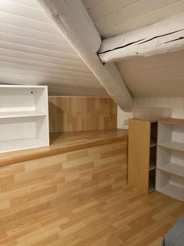 Cette chambre vide est dotée de parquet et d'un plafond blanc. dans l'établissement Appartement T1 Avignon centre, à Avignon