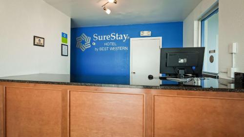 Uma TV ou centro de entretenimento em SureStay Hotel by Best Western Findlay