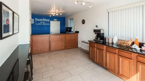 A cozinha ou cozinha compacta de SureStay Hotel by Best Western Findlay