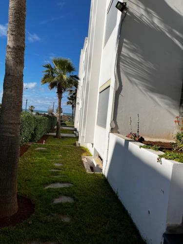 Gallery image of Appartement front de mer avec piscine en face des plages privées in Dar Bouazza