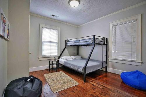 - une chambre avec des lits superposés et 2 fenêtres dans l'établissement Charming and cozy home by a Historic District, à Columbus