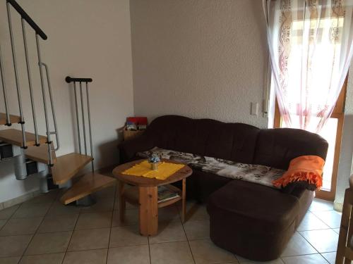 ein Wohnzimmer mit einem Sofa und einem Tisch in der Unterkunft Ferienhaus Walther in Erbach
