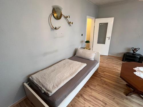 Dormitorio pequeño con cama y mesa en Apartment Colonia, en Colonia