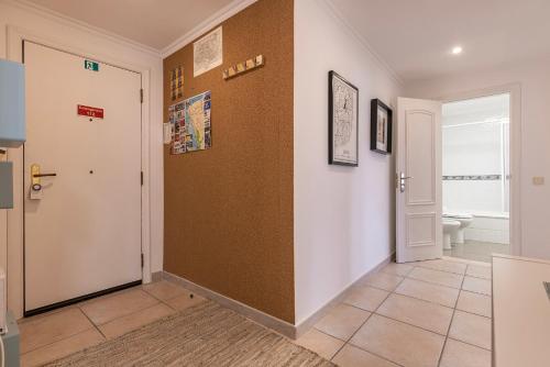 einen Flur mit Tür zum Bad in der Unterkunft Sunny 2 BDR Apartment by LovelyStay in Charneca