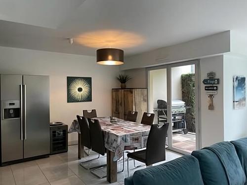 une cuisine et une salle à manger avec une table et des chaises dans l'établissement Rooftop pool, private garden, at the sand beach!, à Antibes