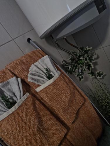 a pile of towels sitting on top of a table at Kuća za odmor "Vila Marina" in Klokočevik