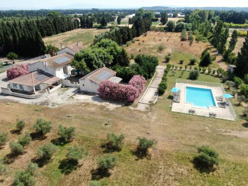 - une vue aérienne sur un domaine avec une piscine dans l'établissement Les Gîtes du Mas Canillac, à Châteaurenard