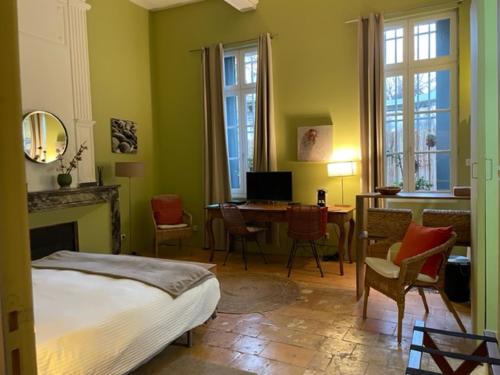 - une chambre avec un lit, une table et des chaises dans l'établissement Peyrou, studio la merci, 3 étoiles, à Montpellier