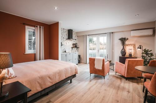 1 dormitorio con 1 cama, mesa y sillas en Hof van Halle, en Halle