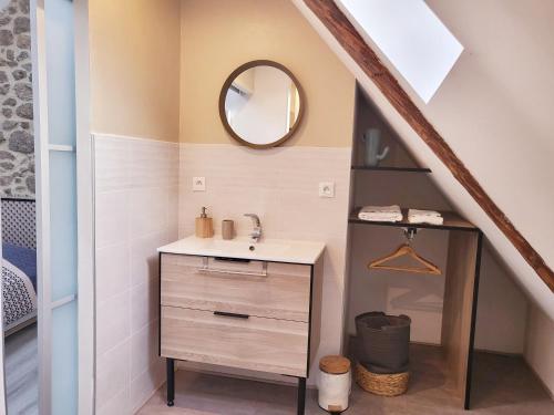 łazienka z umywalką i lustrem w obiekcie L'Héméra: Maison au coeur de Barfleur w mieście Barfleur