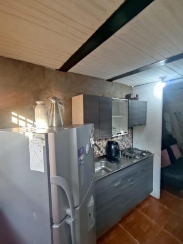 cocina con nevera de acero inoxidable y fregadero en Apartamento Cómodo y Familiar, en Medellín