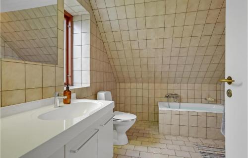 Koupelna v ubytování Lovely Home In Faaborg With Wifi