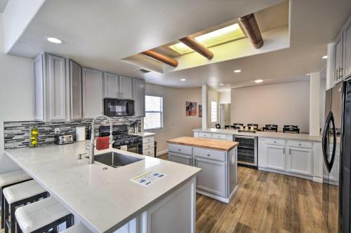 Η κουζίνα ή μικρή κουζίνα στο Bermuda Dunes Home with Private Pool, Patio and Grill!