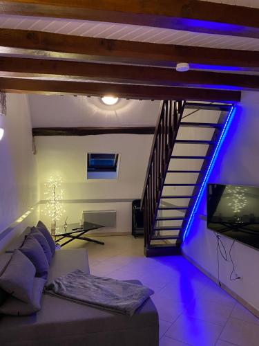 een woonkamer met een bank en een trap bij Superbe appartement, Général Allix à Sens in Sens