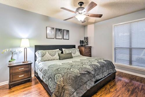 - une chambre avec un lit et un ventilateur de plafond dans l'établissement Sunset-View Resort Condo on Lake Hamilton!, à Hot Springs